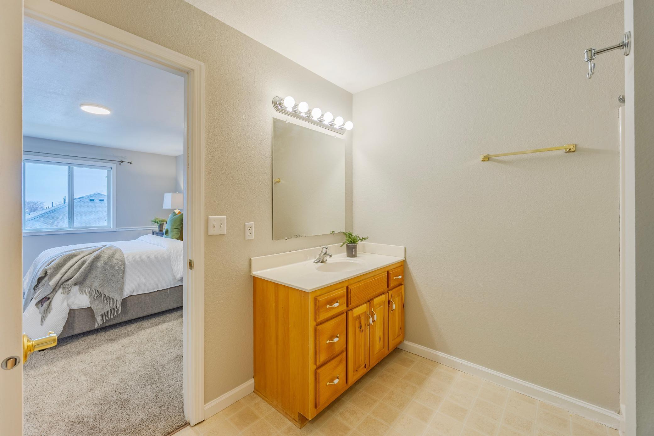 Primary en-suite vanity