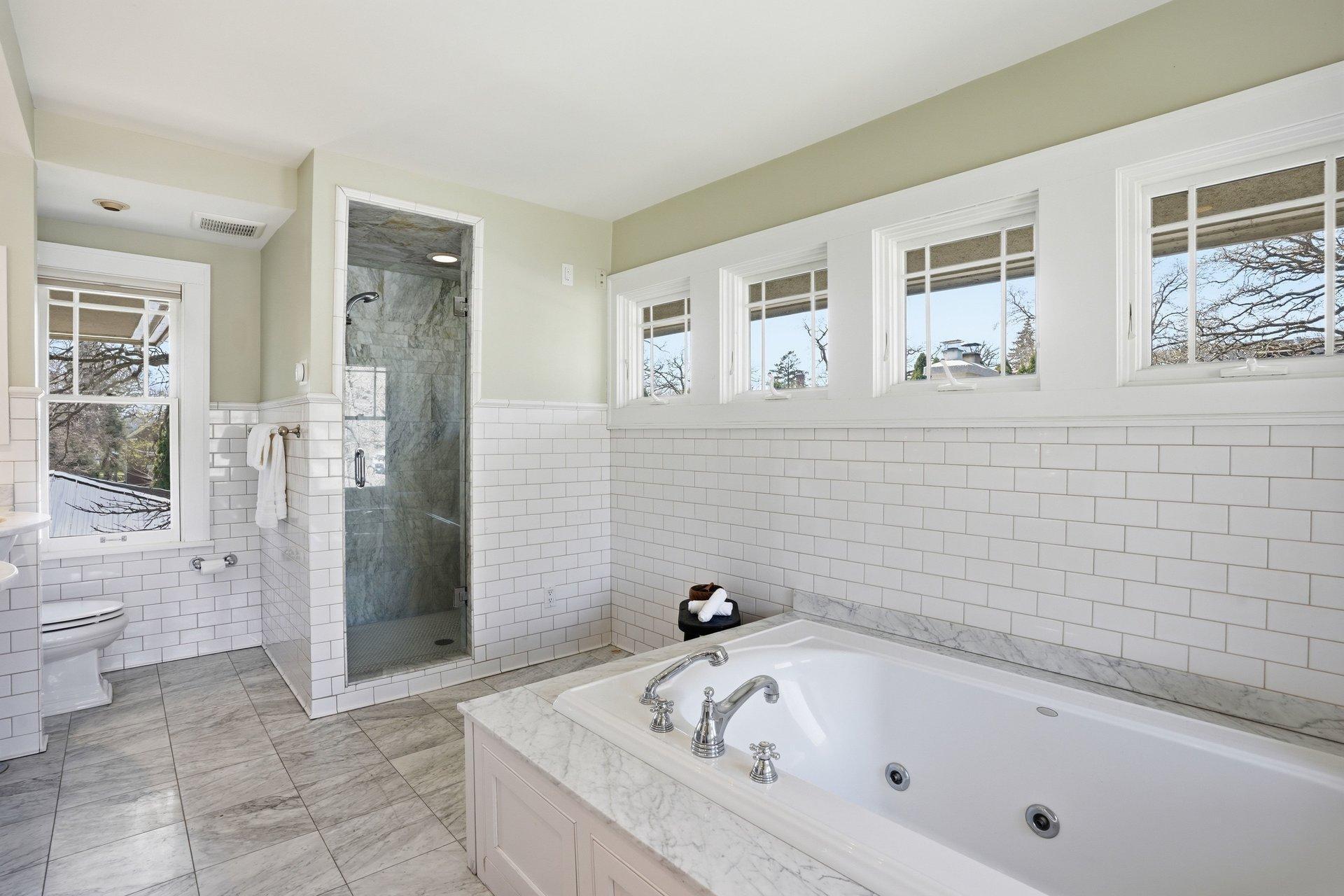 2200 Kenwood Parkway - Private en-suite primary bath offers a large jetted tub, separate shower, and 2 sinks