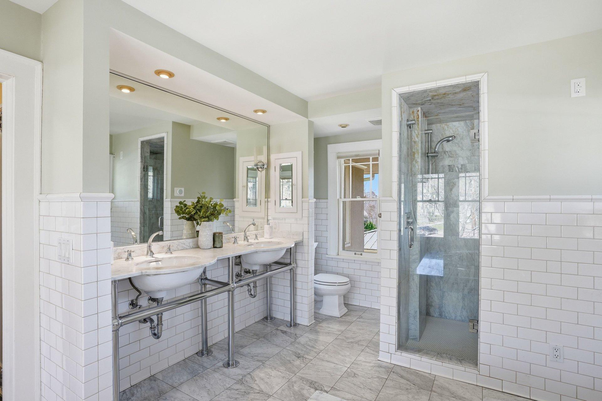 2200 Kenwood Parkway - Private en-suite primary bath offers a large jetted tub, separate shower, and 2 sinks