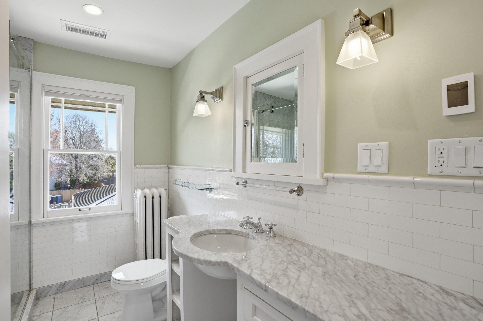 2200 Kenwood Parkway - Upper shared 3/4 bath