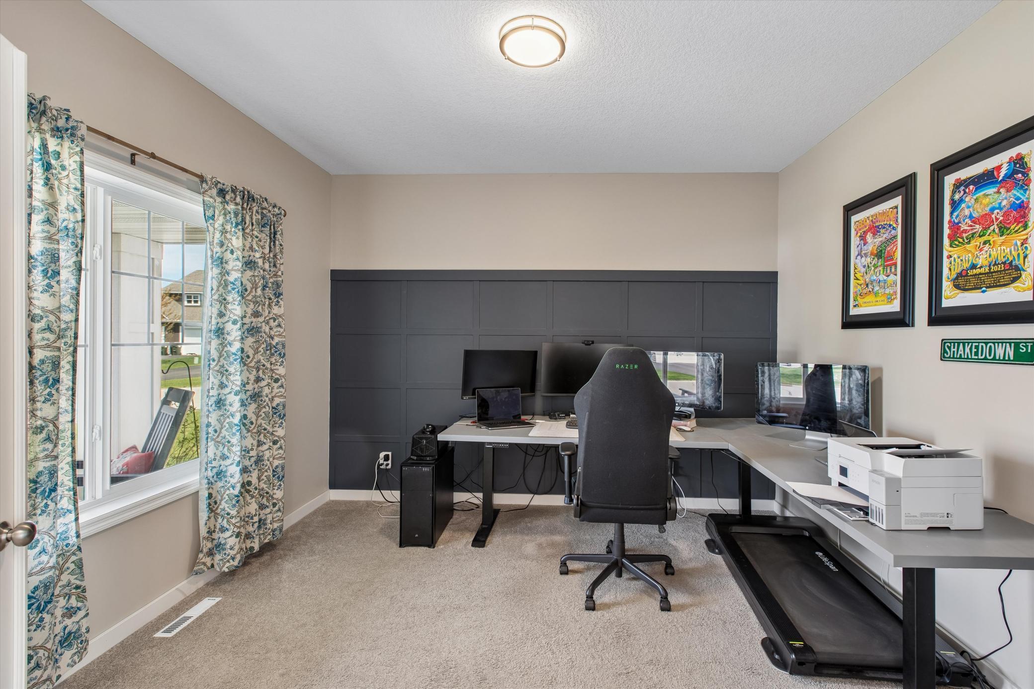 Large office/flex room off entryway