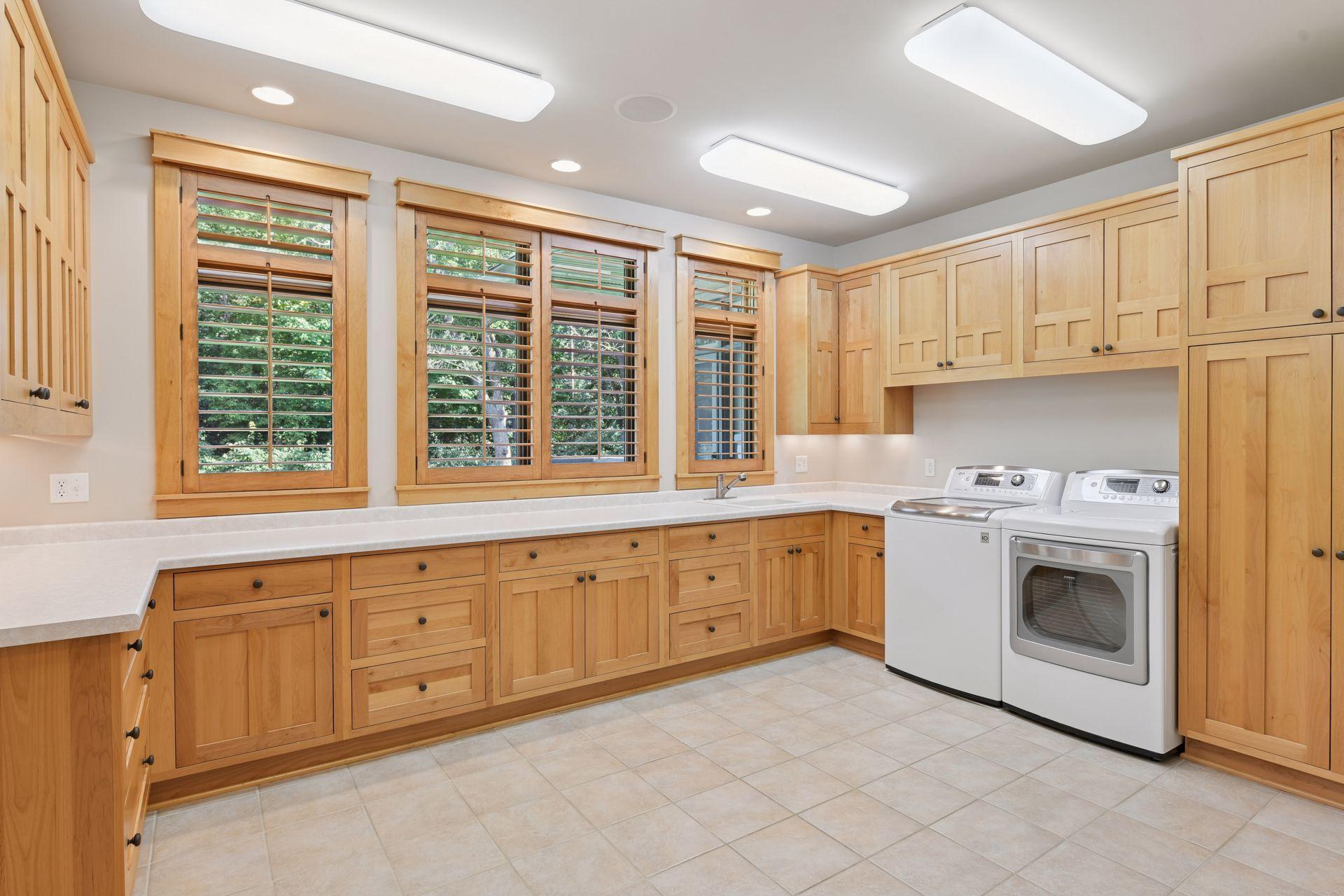 5425 Highwood Drive West - Spacecrafting - 0040.jpg