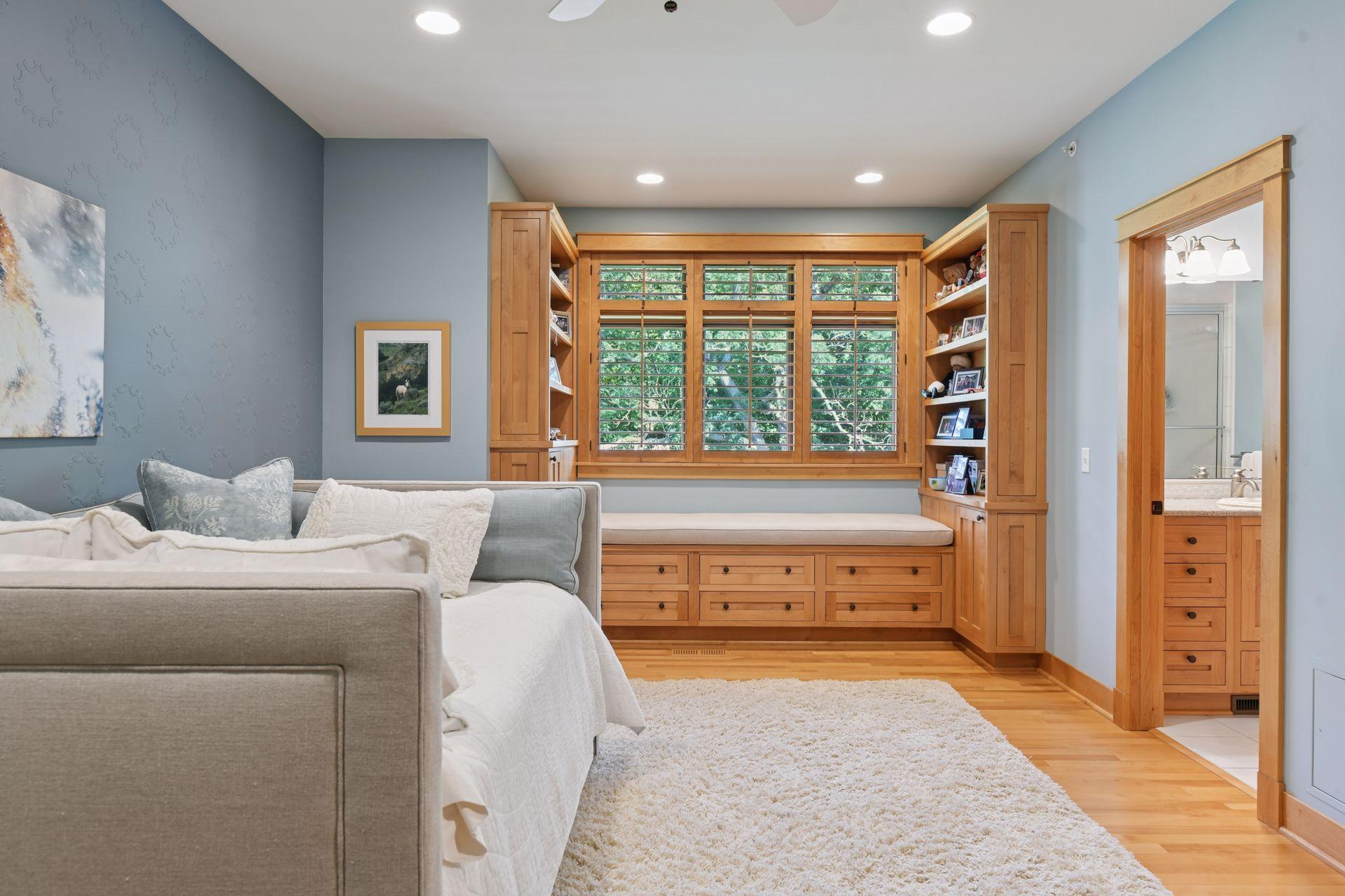 5425 Highwood Drive West - Spacecrafting - 0051.jpg