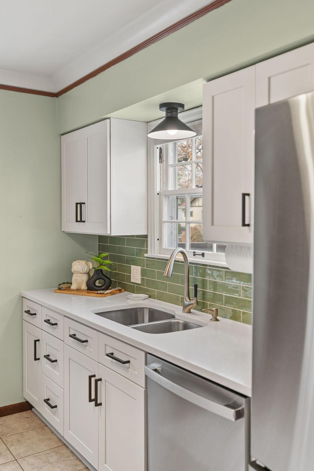 Tasteful backsplash that adds a special touch to the kitchen decor
