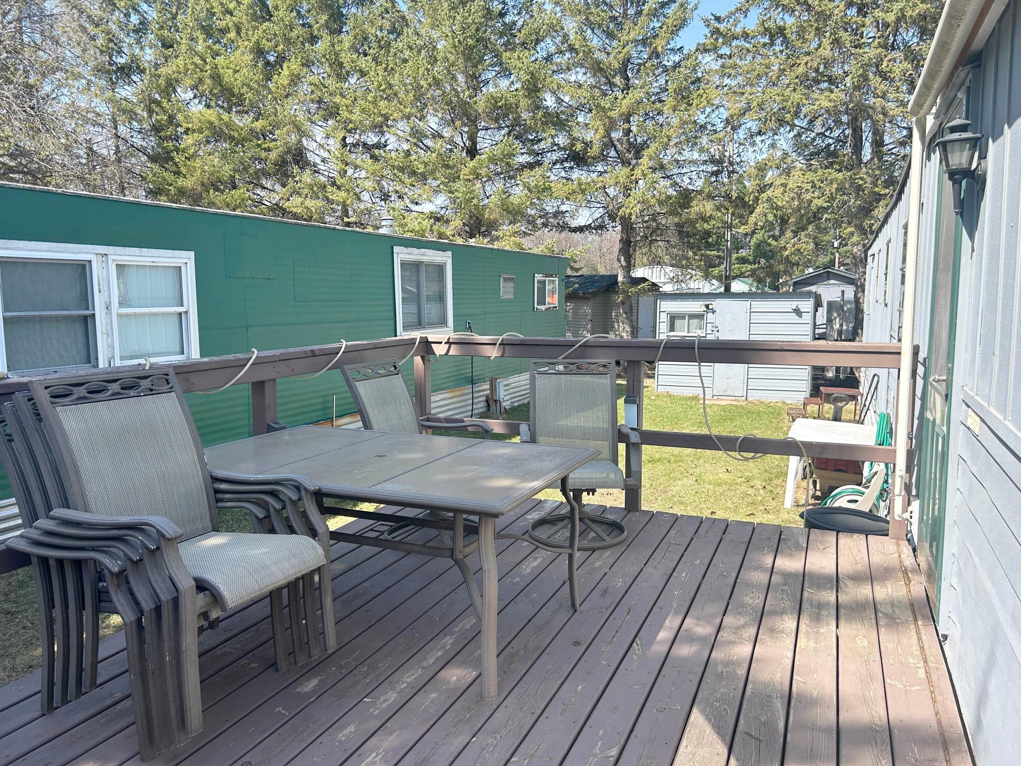 Nice big deck for relaxing!