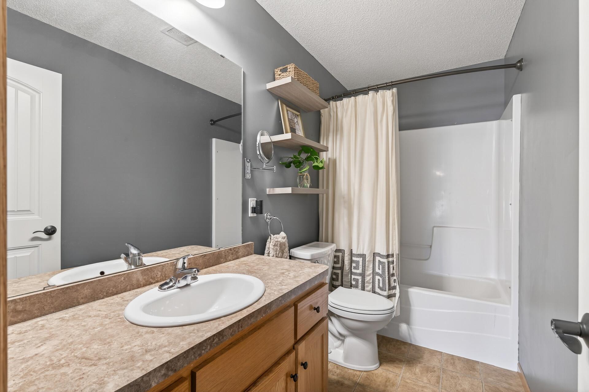 Full bathroom (upper level)