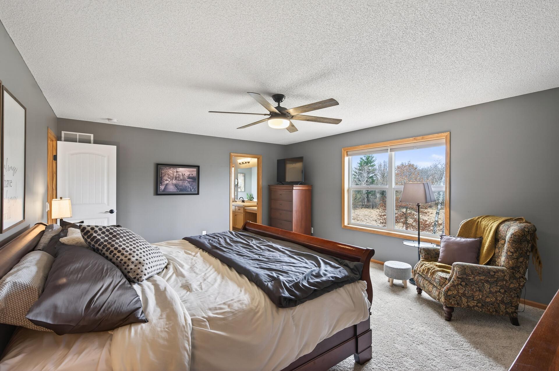 Primary bedroom (Upper level)