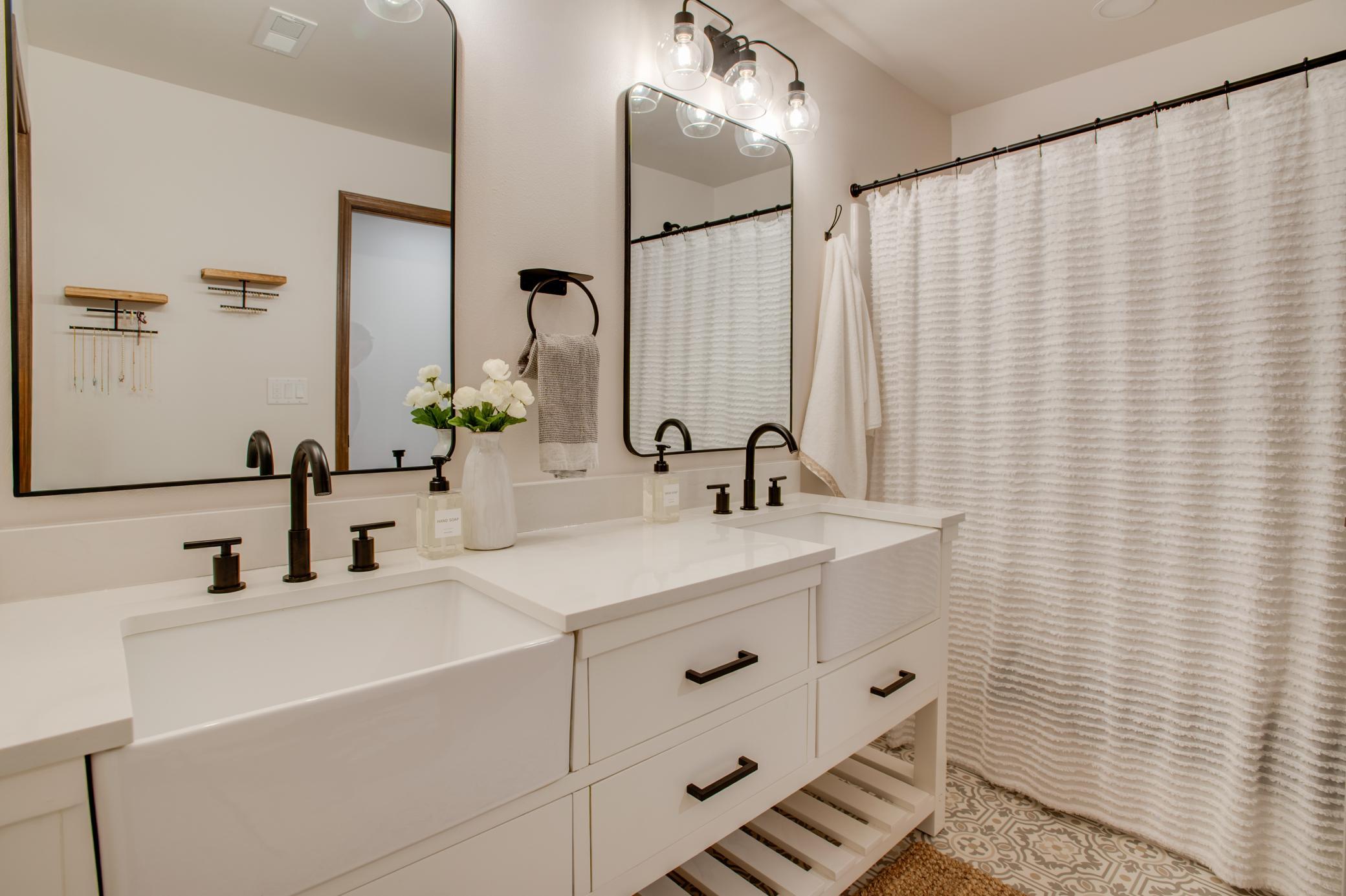 bathroom 3 - full