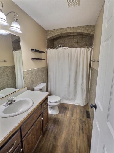 Upper level full bath