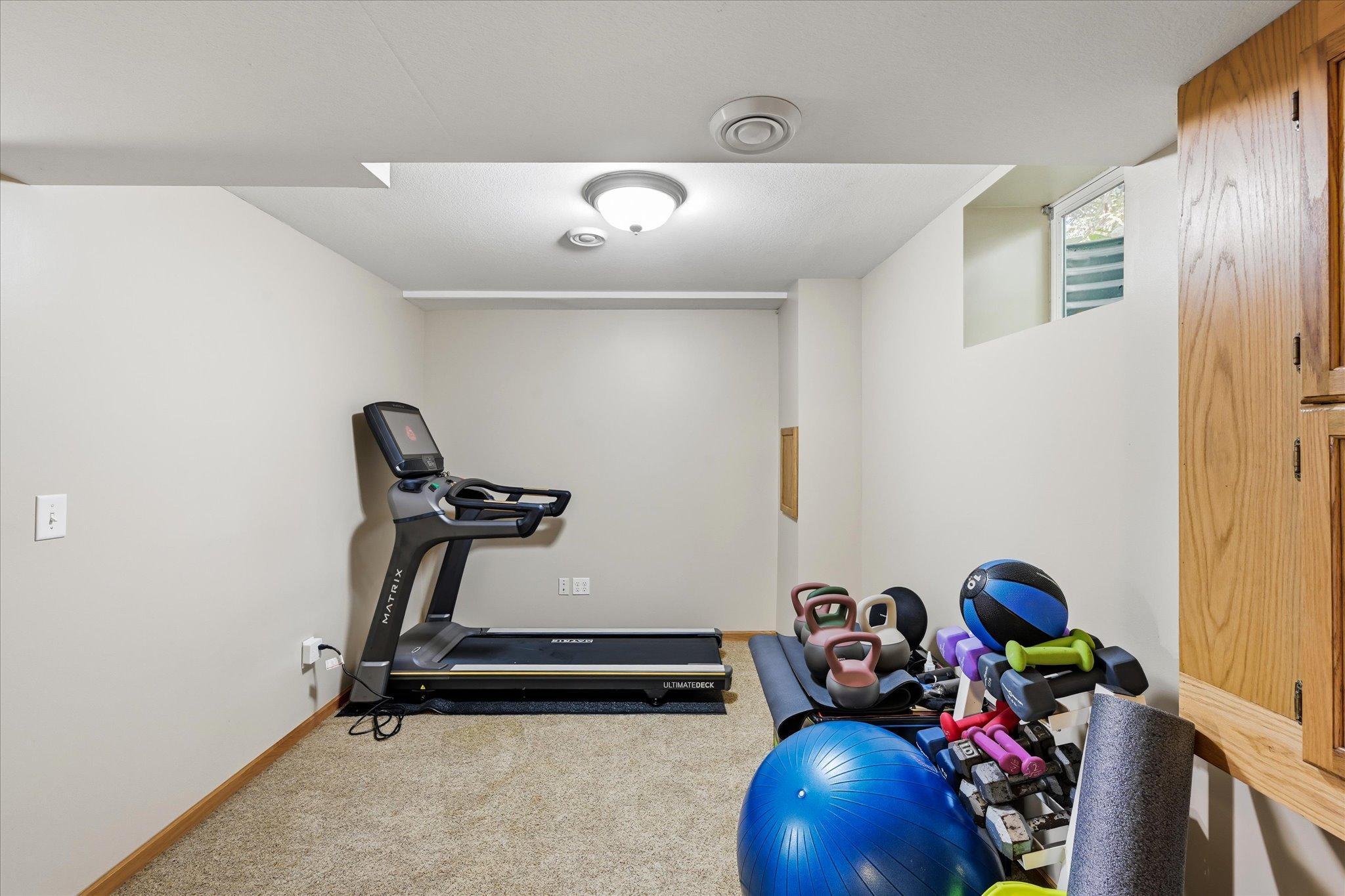 An additional flex room adapt to your needs, whether fitness, hobbies, crafts, or storage.