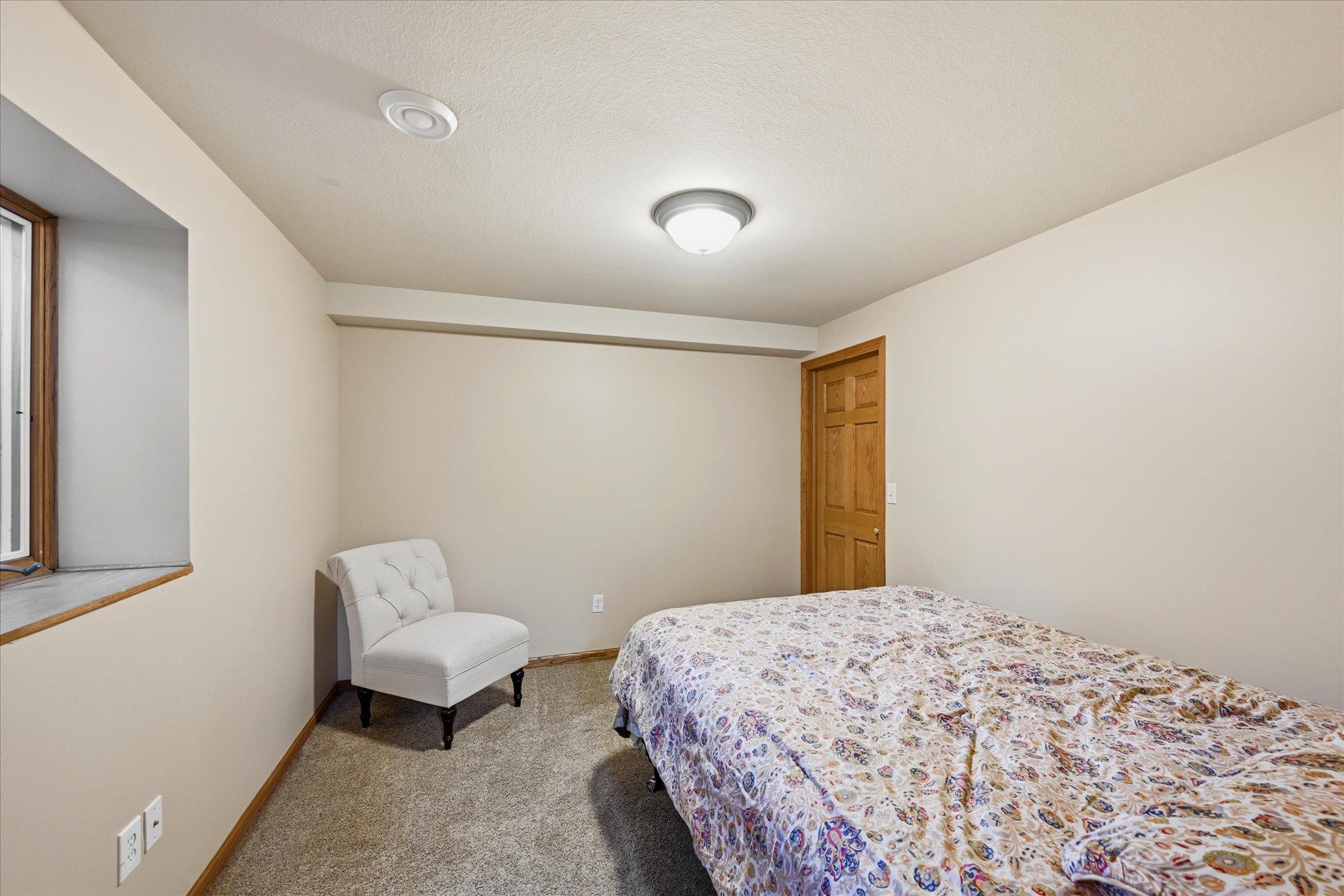 Ideal guest bedroom with nearby 3/4 bath