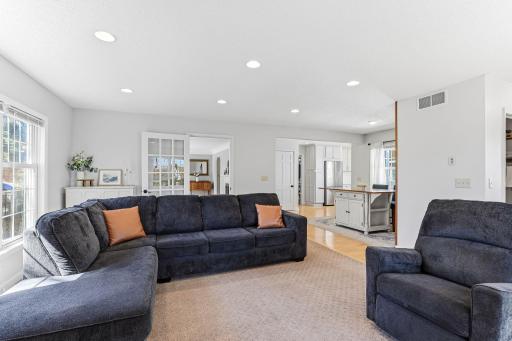 Recessed lighting offers bright, uniform light perfect for relaxing, entertaining, or highlighting dÃ©cor.