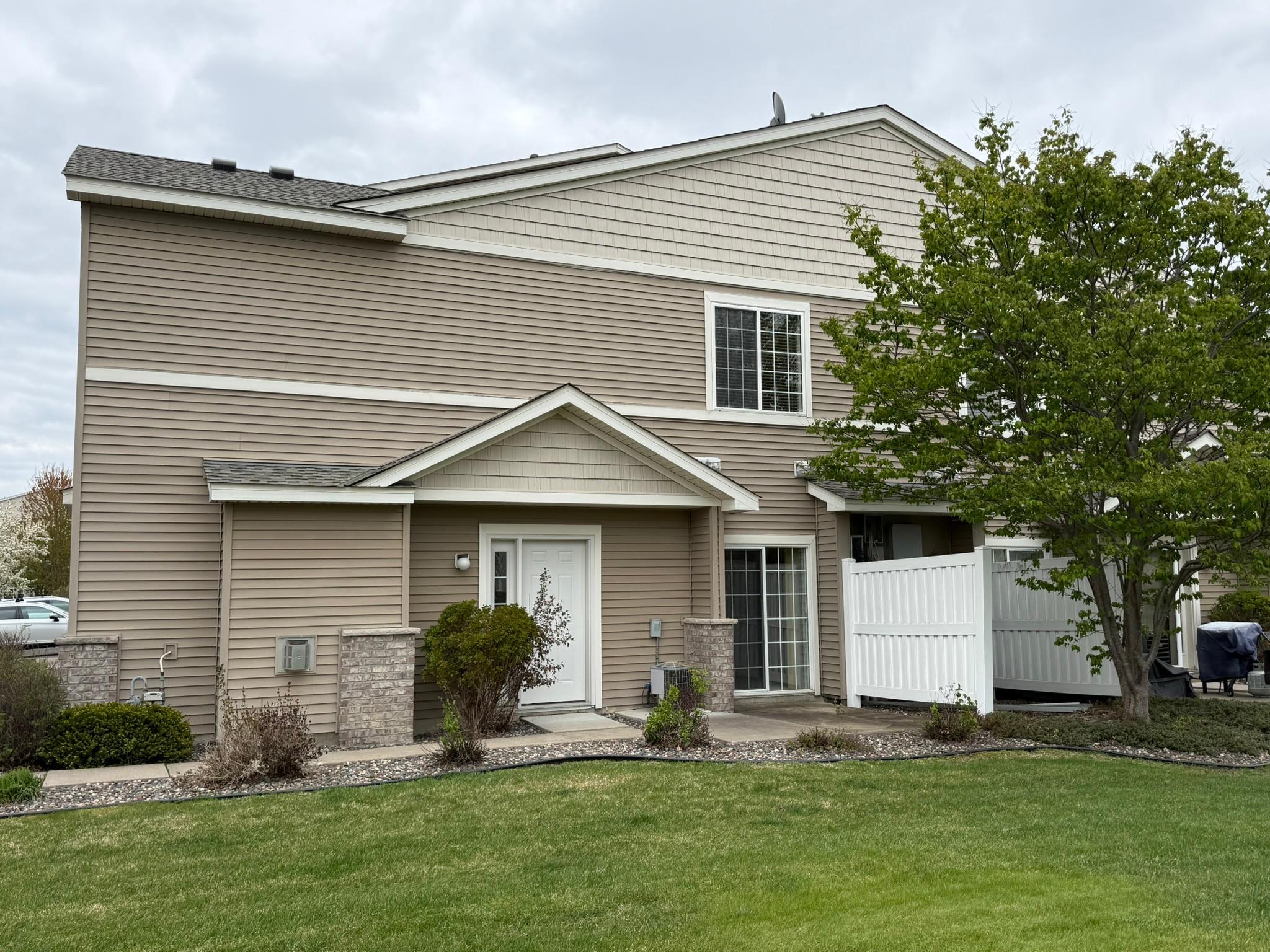 End Unit TH with fantastic yardn space to enjoy