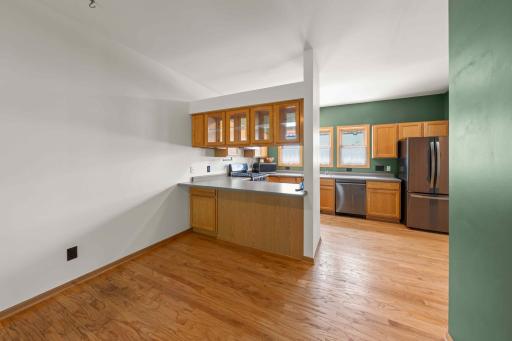 Breakfast/eat-in kitchen area and lots of kitchen cabinets