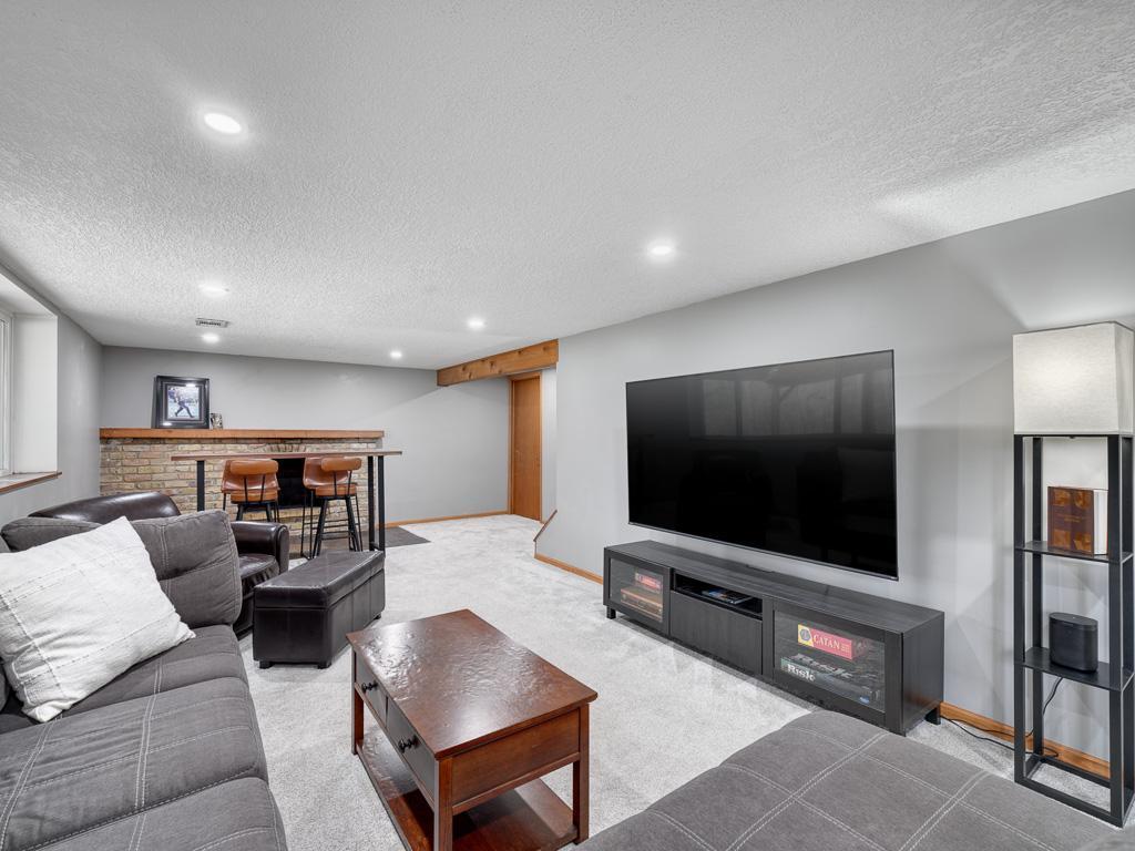 20 - Family Room.jpg