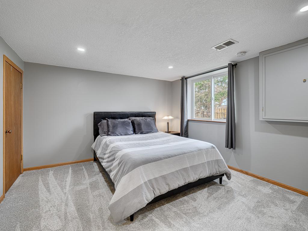 22 - Bedroom.jpg