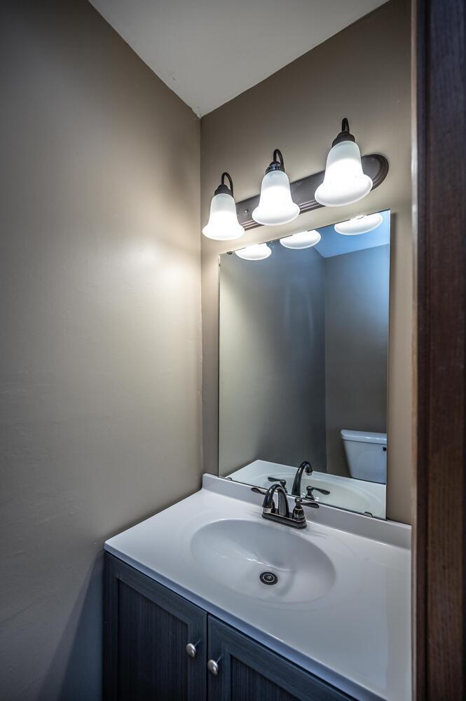 910 9th St Farmington MN 55024-large-016-016-Half Bathroom-666x1000-72dpi.jpg