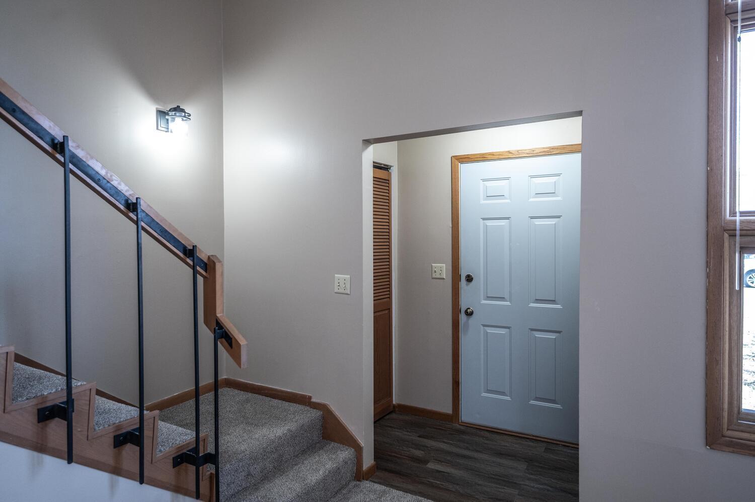 910 9th St Farmington MN 55024-large-007-001-Entryway-1500x999-72dpi.jpg