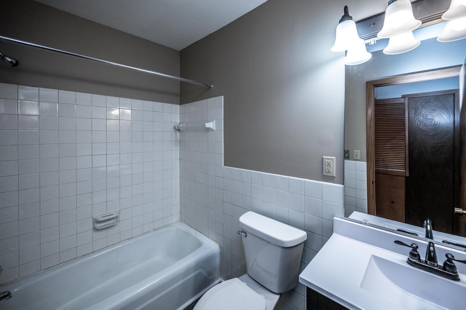 910 9th St Farmington MN 55024-large-021-013-Bathroom-1500x999-72dpi.jpg