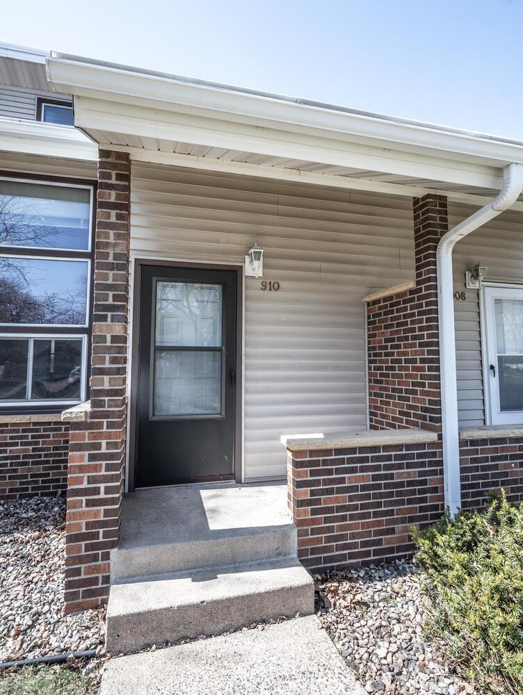 910 9th St Farmington MN 55024-large-006-004-Front PorchEntrance-753x1000-72dpi.jpg