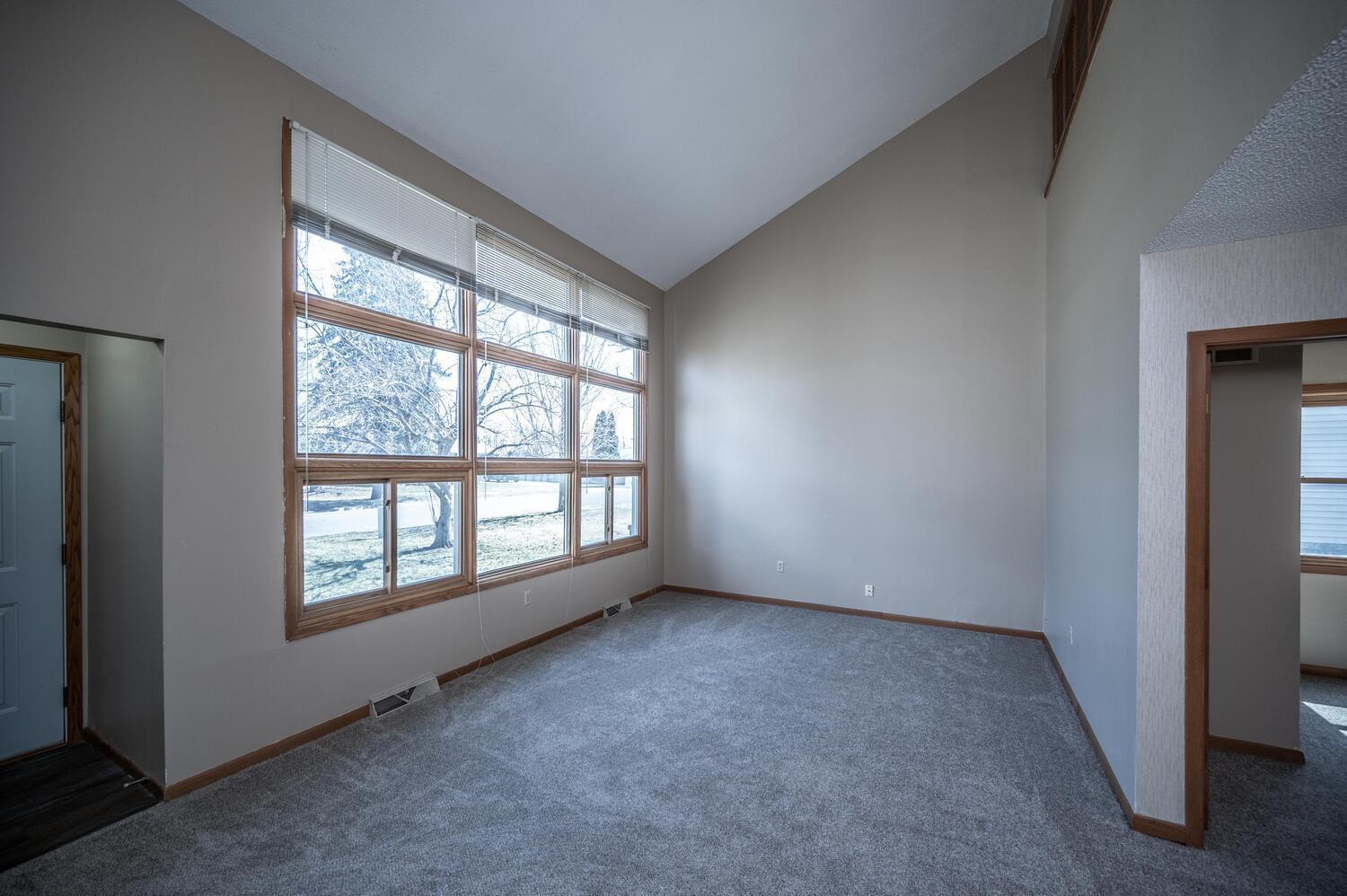 910 9th St Farmington MN 55024-large-010-006-Living Room-1500x999-72dpi.jpg