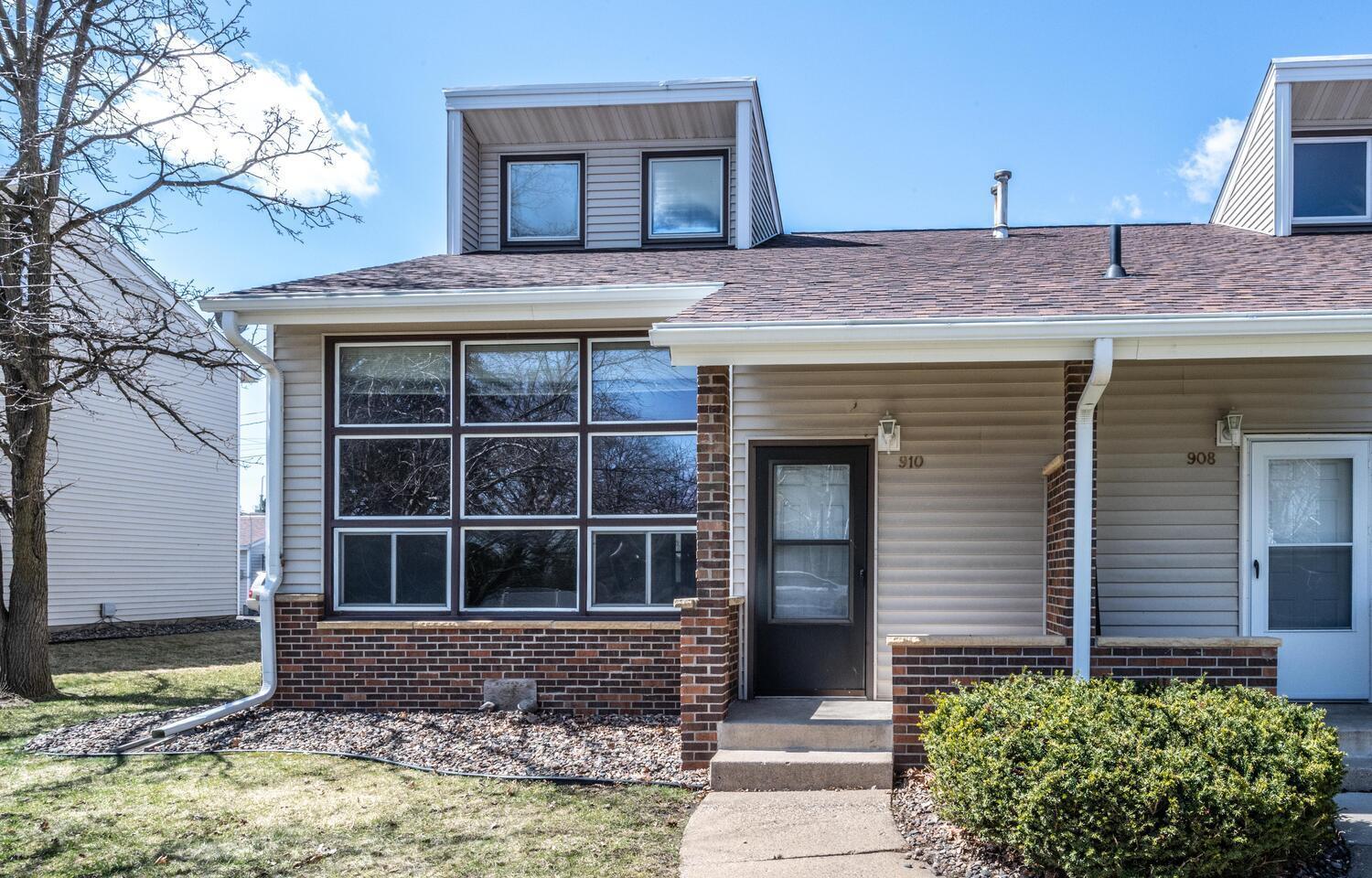 910 9th St Farmington MN 55024-large-005-017-Front of Home-1500x960-72dpi.jpg