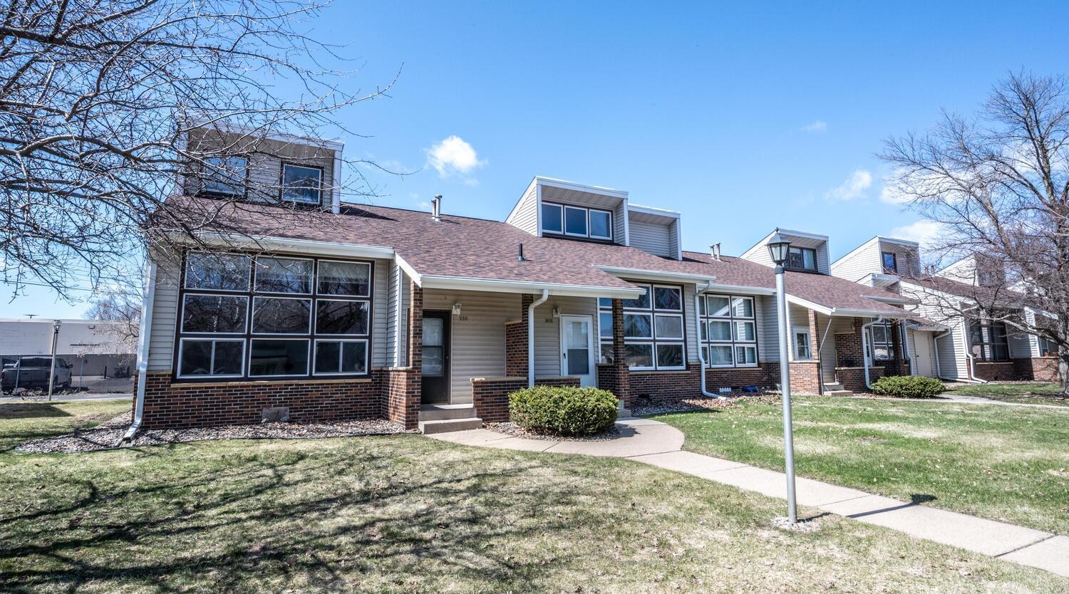 910 9th St Farmington MN 55024-large-024-007-Front of Home-1500x834-72dpi.jpg