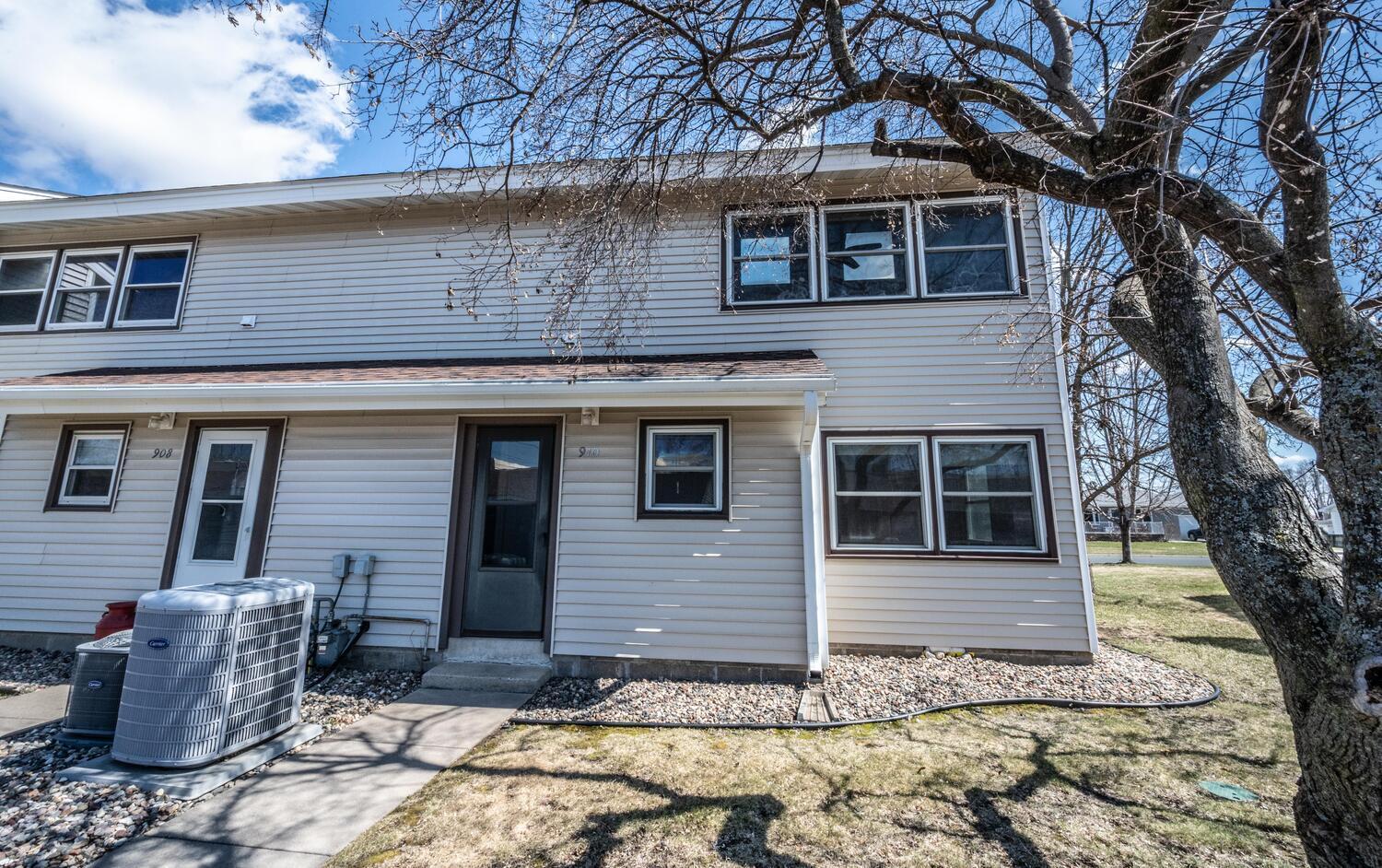 910 9th St Farmington MN 55024-large-003-003-Back of Home-1500x942-72dpi.jpg