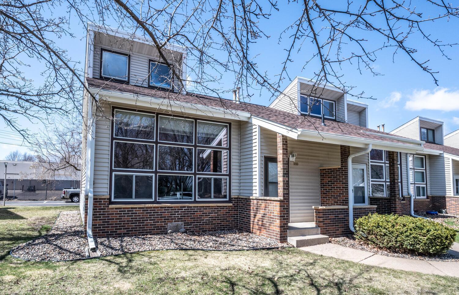 910 9th St Farmington MN 55024-large-001-015-Front of Home-1500x966-72dpi.jpg