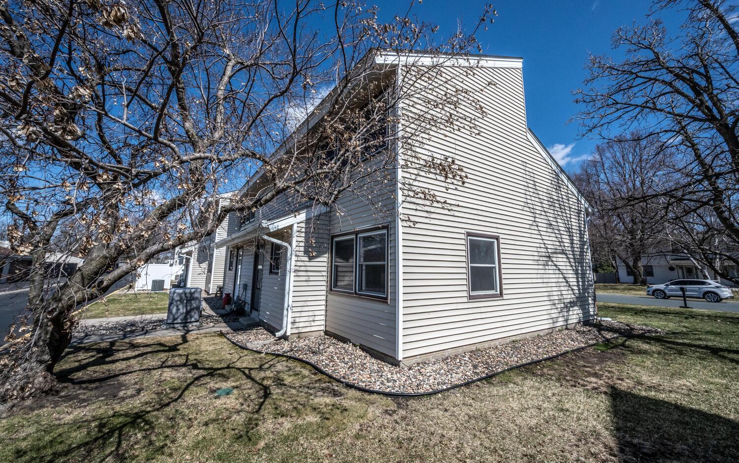 910 9th St Farmington MN 55024-large-002-010-Back of Home-1500x941-72dpi.jpg