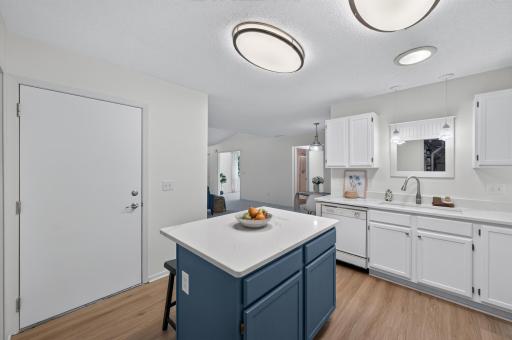 Conversations, breakfast, homework station, or buffet service for your guests