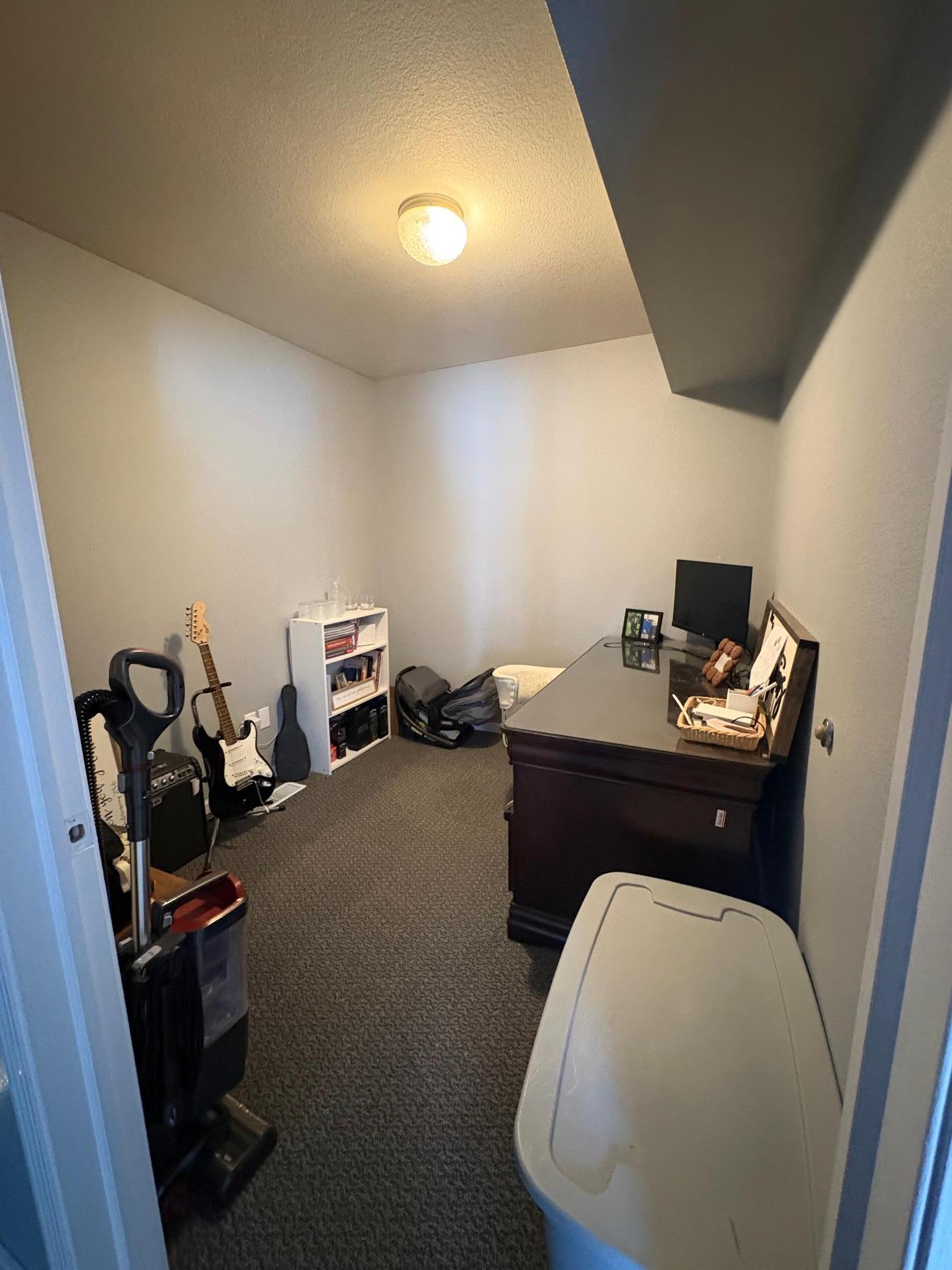 Office - No window or closet