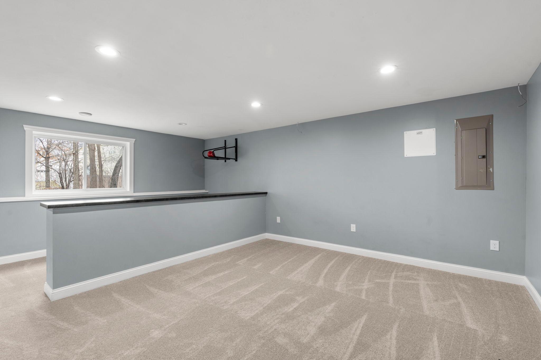 Fantastic lower level retreat offers entertainment options, recreation / flex space.