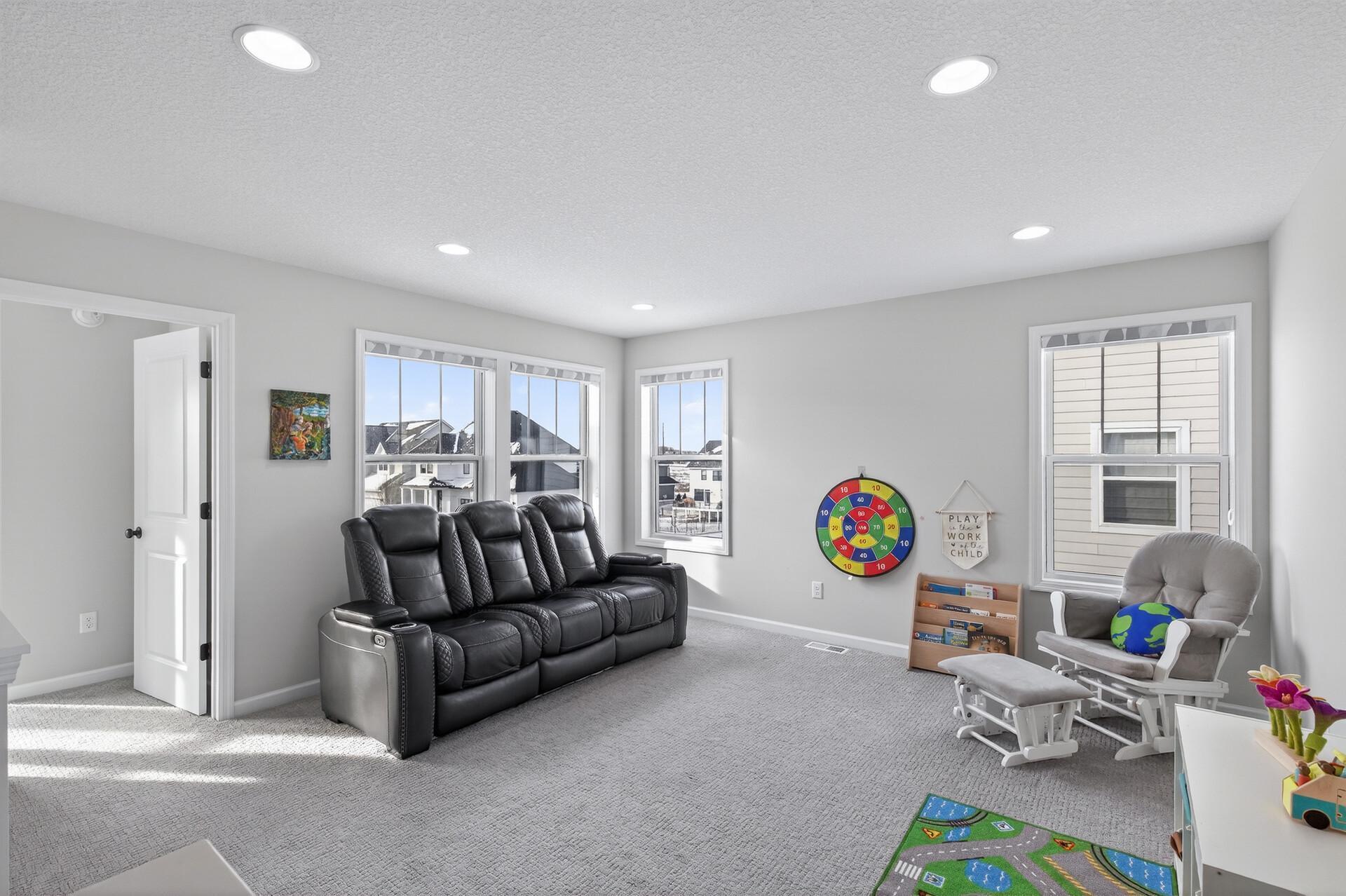 Large Upstairs loft with lots of natural light