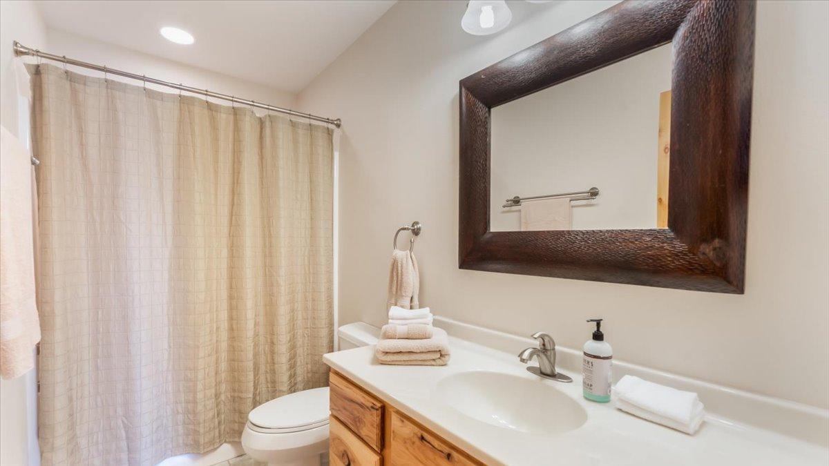 30381 Wildwood Rd, Ashby, MN 56309.Upper Level Full Bath