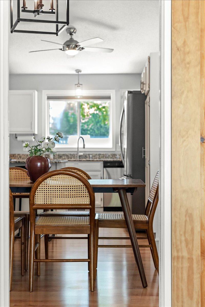 Ideal layout for chatting with the cook