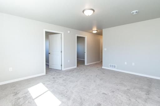 1135 Jill Drive W, West Fargo, ND 58078