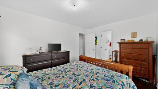 Primary Bedroom w/Ensuite Bathroom