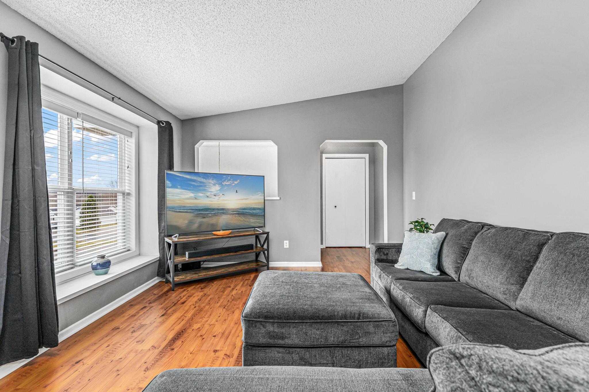 105 Meadow Lane-4.jpg