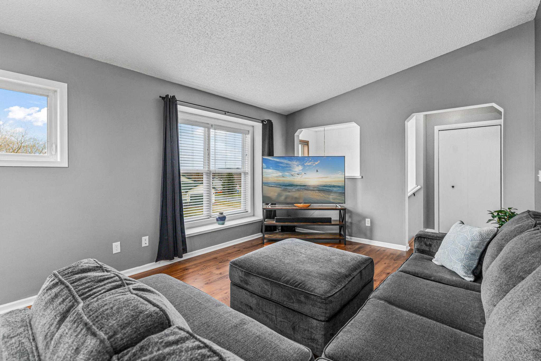 105 Meadow Lane-5.jpg