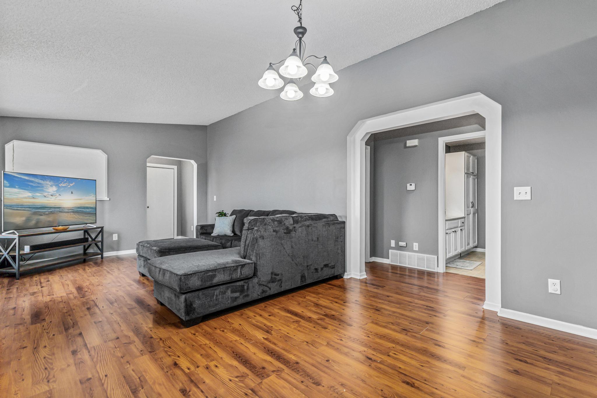 105 Meadow Lane-6.jpg