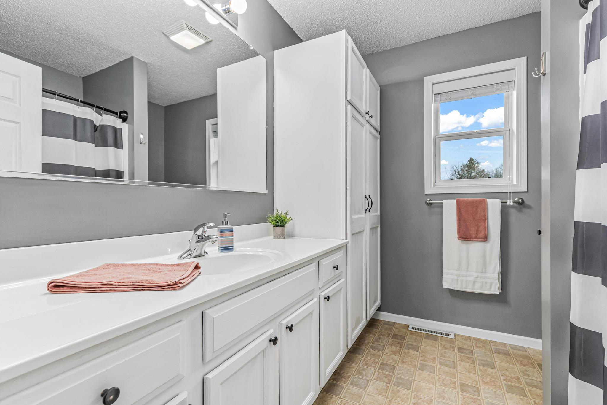 105 Meadow Lane-17.jpg