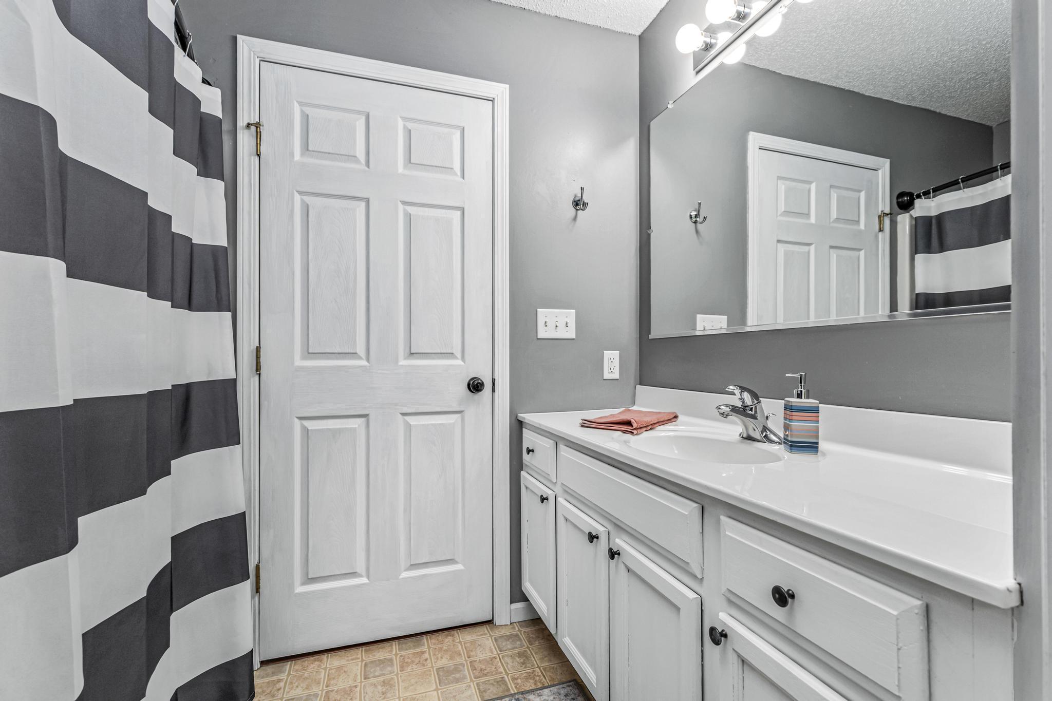 105 Meadow Lane-18.jpg