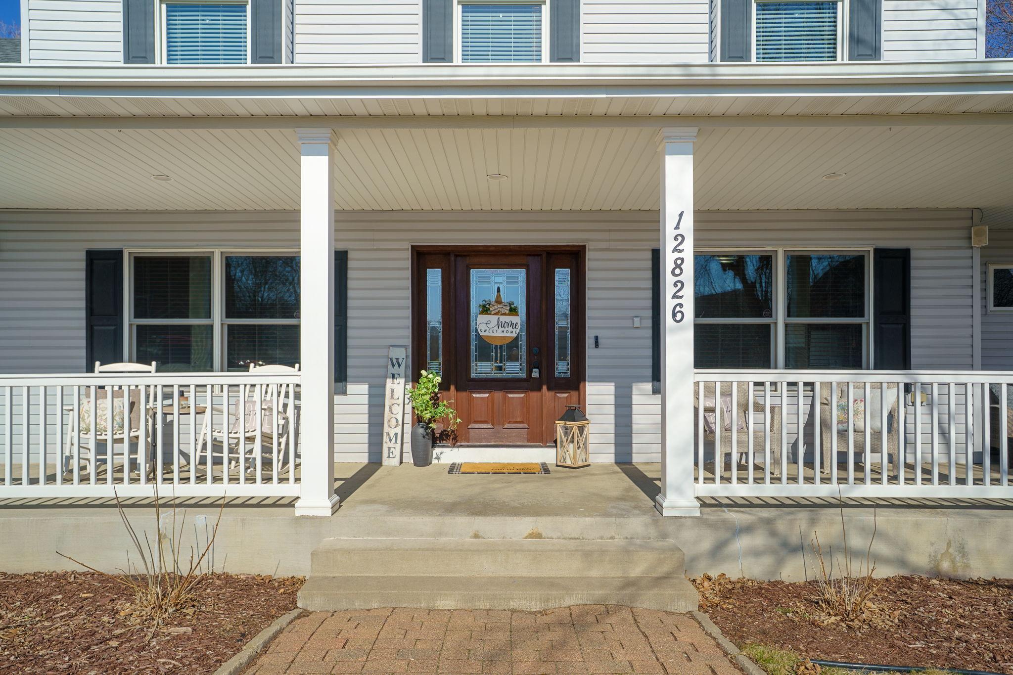 Adorable curb appeal that instantly feels like home.