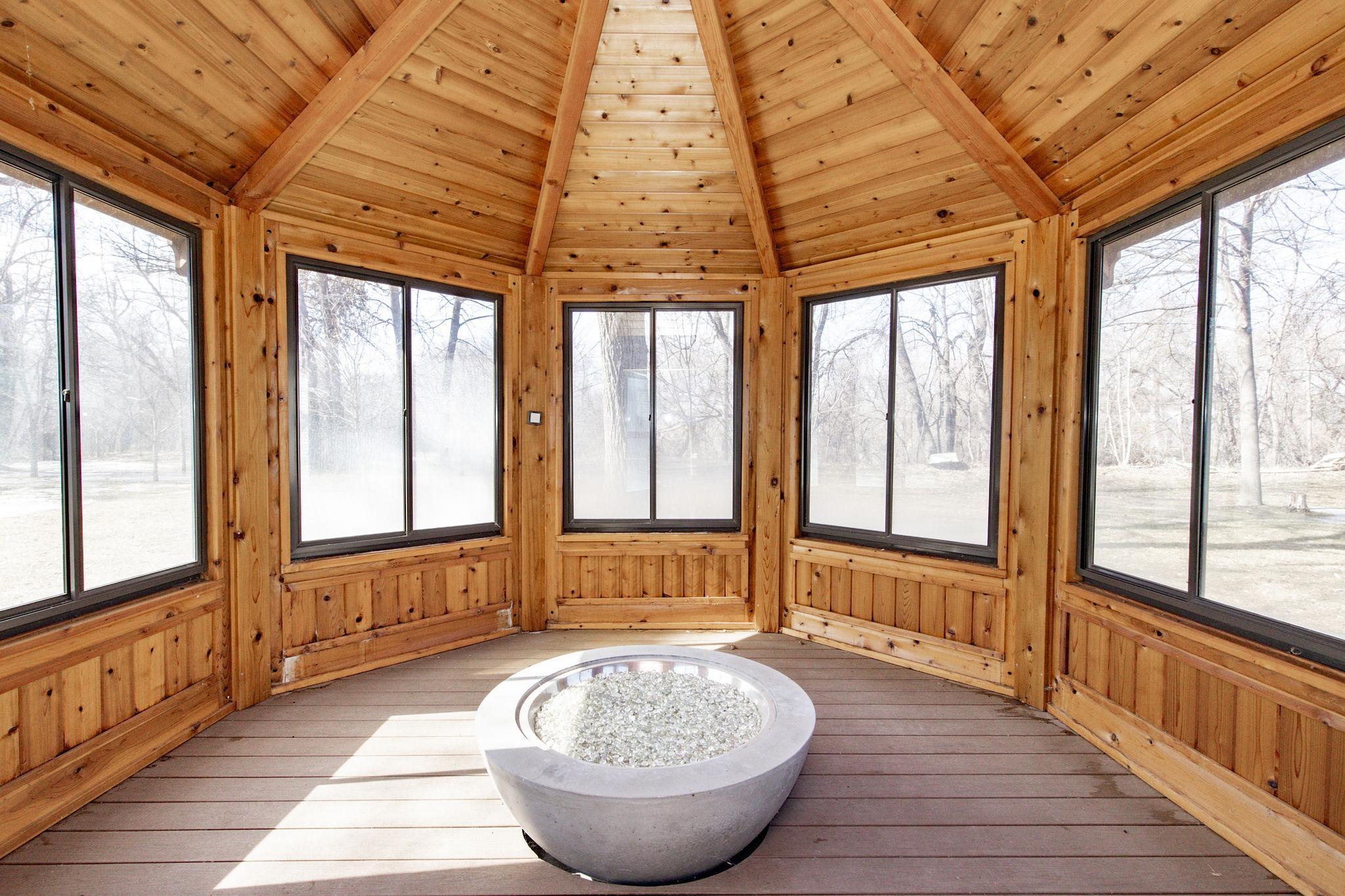 Gazebo - Gas fireplace