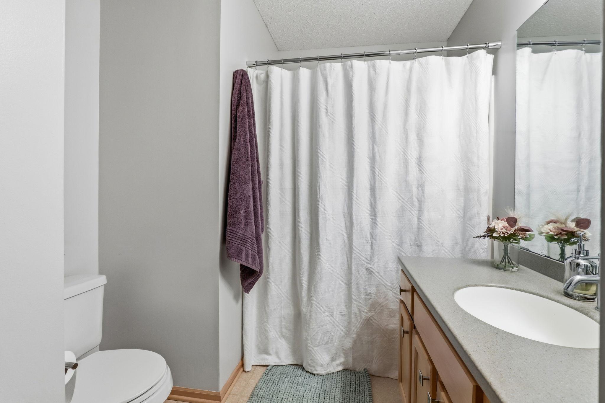 Upper level FULL bathroom.jpg