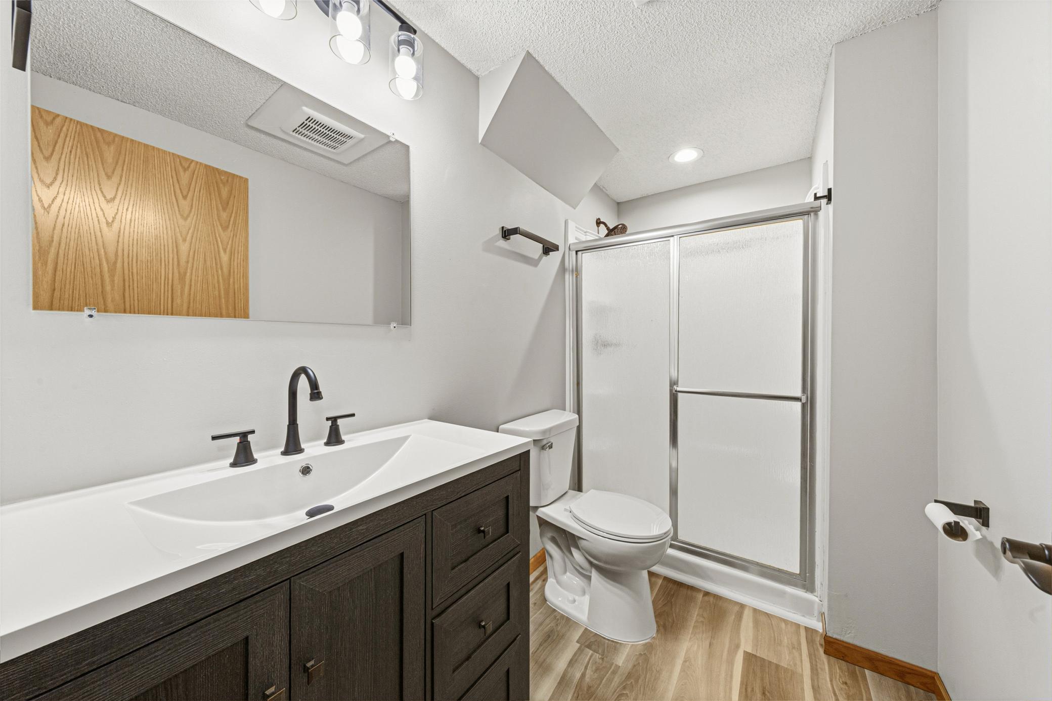 40 bathroom_lower.jpg