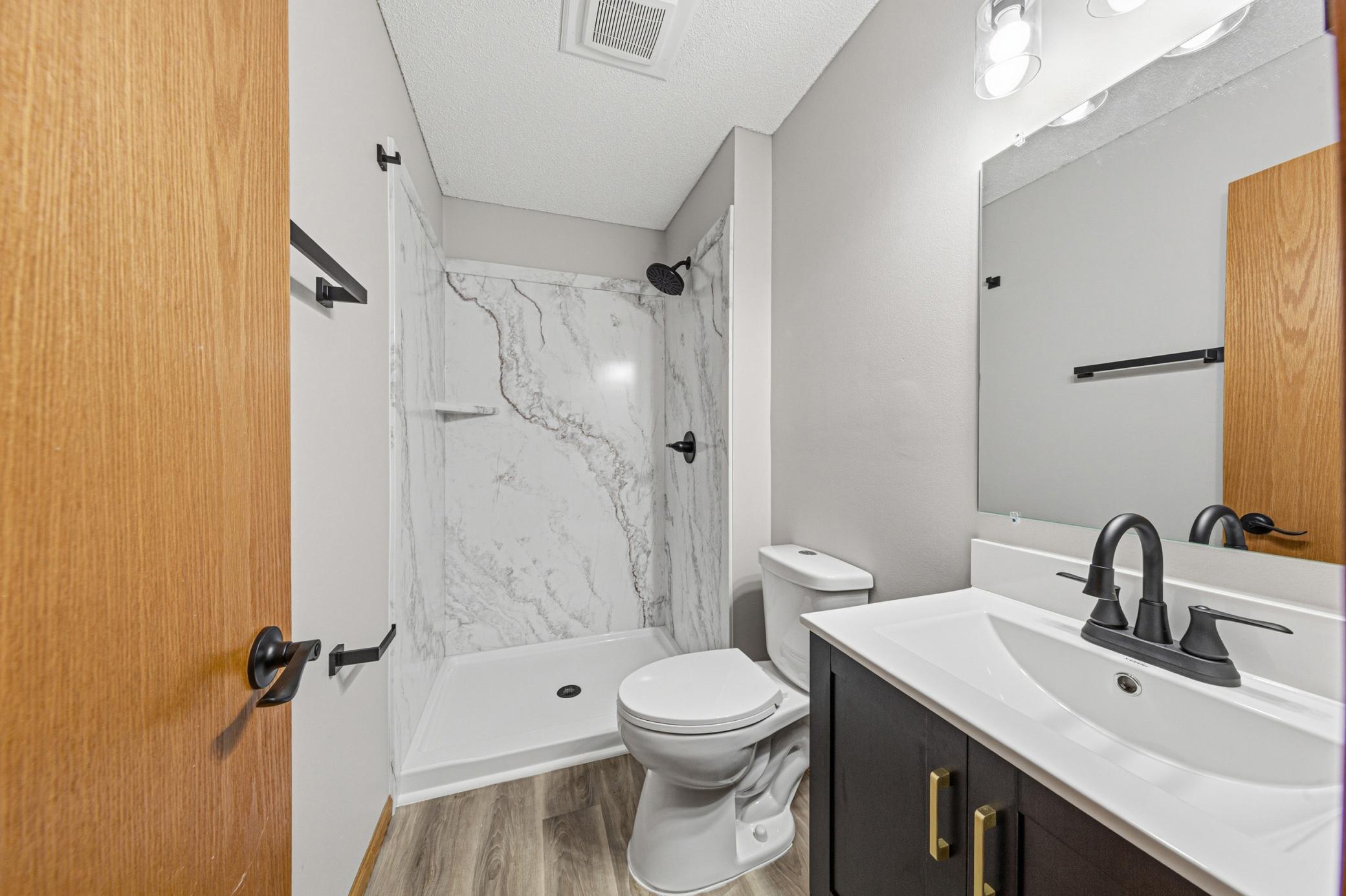 33 main bathroom.jpg