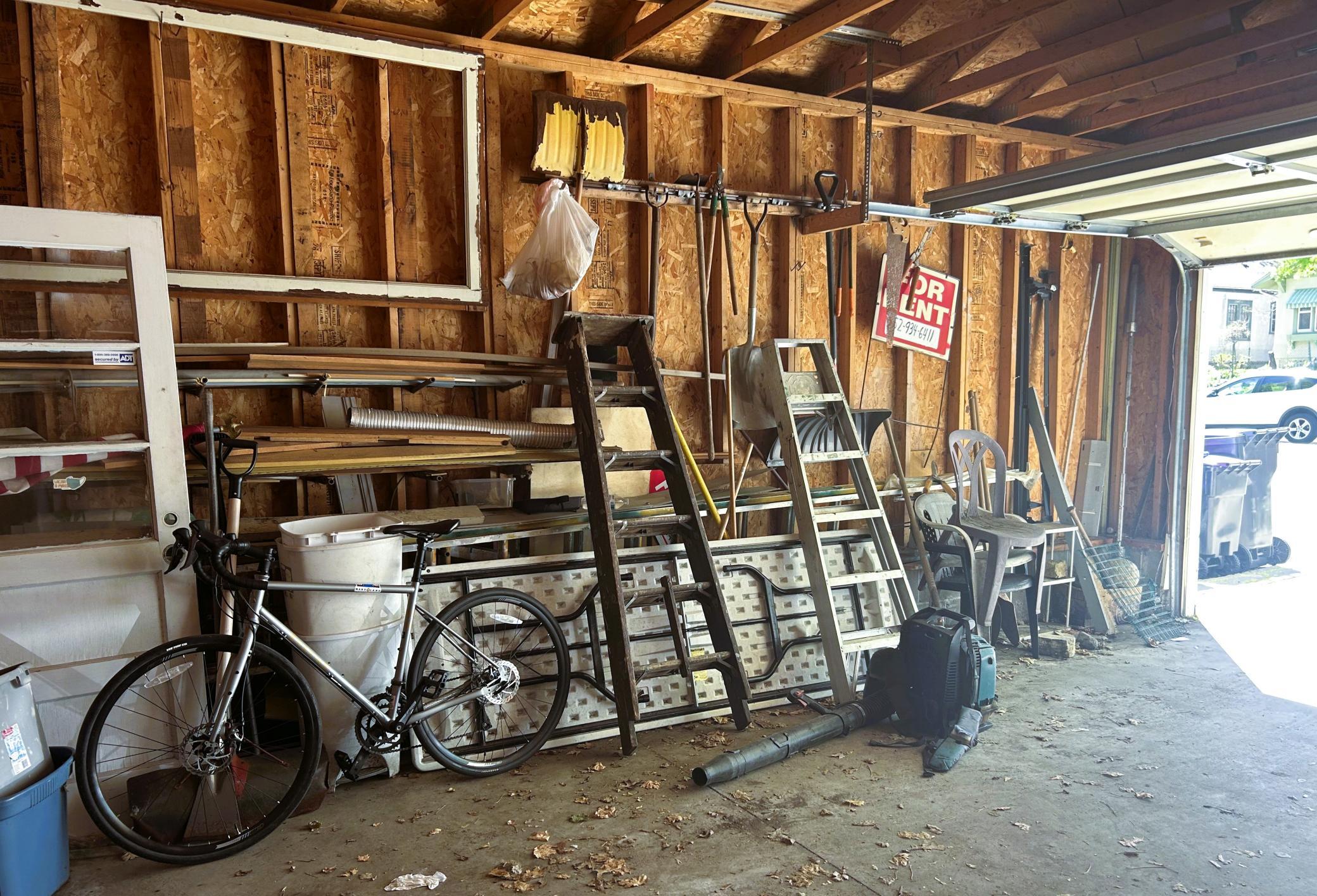 Great condition 2+ storage off street garage