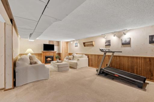 1956 3rd Street E, Saint Paul, MN 55119